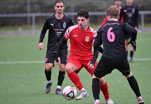 Marc Mann und Filipe Correia (umzingeln Davide Gravili), müssen im Relegationsspiel mit Calmbach alles geben, um Enzberg zu schlagen.