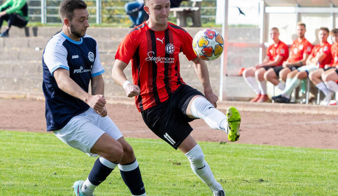 Raphael Krämer (rechts, im Zweikampf mit David Friedrich) will mit Birkenfeld den Aufstieg in die Landesliga schaffen.