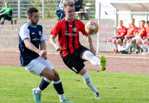 Raphael Krämer (rechts, im Zweikampf mit David Friedrich) will mit Birkenfeld den Aufstieg in die Landesliga schaffen.
