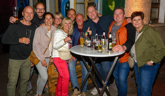 Brauerei-Chef Michael Ketterer (Zweiter von links) und Gäste lassen sich ein Bier im Hof der Brauerei schmecken.