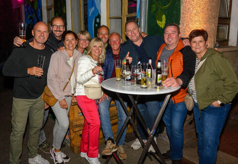 Brauerei-Chef Michael Ketterer (Zweiter von links) und Gäste lassen sich ein Bier im Hof der Brauerei schmecken.
