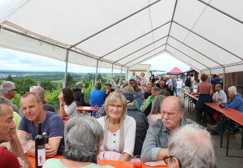 Rund 1200 Besucher genießen an Fronleichnam das traditionelle Eichelbergfest in den Dürrner Weinbergen.