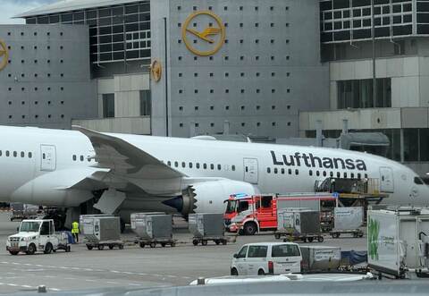 Flughafen Frankfurt - Dreamliner Fahrwerk knickt ein