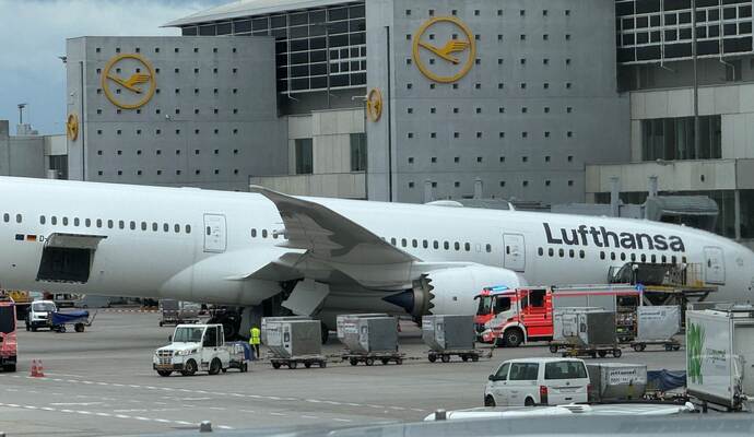 Flughafen Frankfurt - Dreamliner Fahrwerk knickt ein