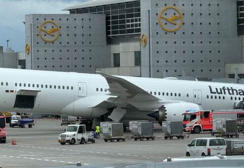 Flughafen Frankfurt - Dreamliner Fahrwerk knickt ein