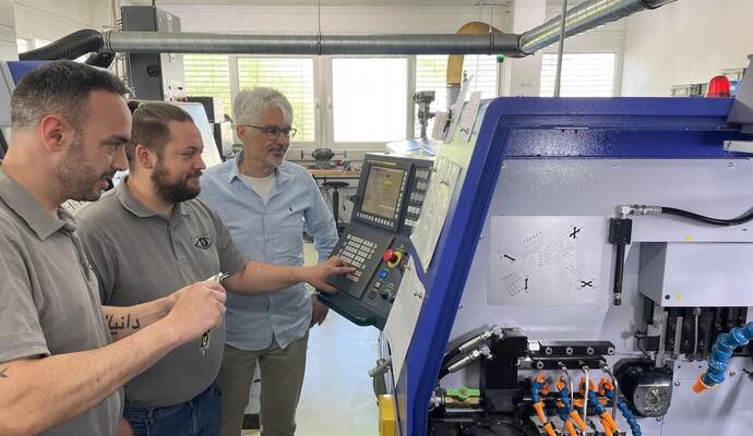 Daniel Wunsch und Christian Görner (von links) haben sich mit der Konstruktion und Herstellung von Drehteilen selbstständig gemacht, unterstützt wurden sie dabei von Unternehmensberater Michael Schwarz.Neff