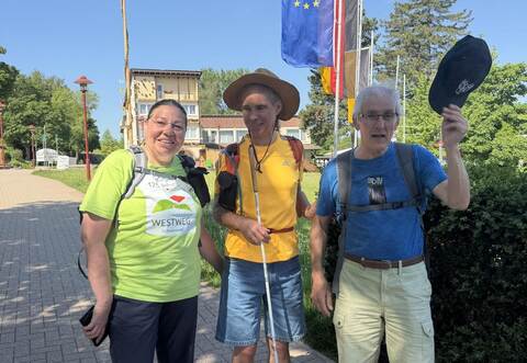 Vor Tourstart: Ellen Kitter, Vorsitzende der Region Nord (Verein Pfalz-Weitsicht), mit Ralf Augspurger, Inklusionsfachwart (Mitte), und Harald Belz.