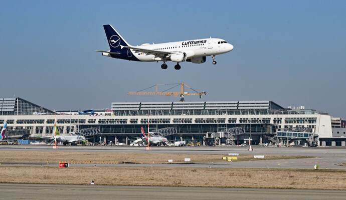Flughafen Stuttgart - Lufthansa-Maschine