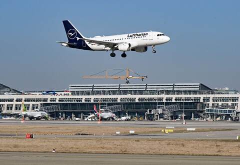 Flughafen Stuttgart - Lufthansa-Maschine