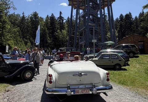 Was für ein Ausblick: Rund 50 Oldtimer stehen am Aussichtsturm.
