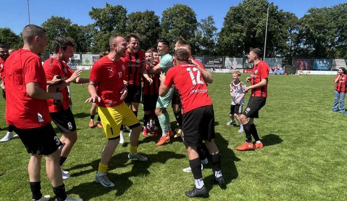 Jubel beim FC 08 Birkenfeld nach dem Sieg im Landesliga-Relegationsspiel gegen Kronau. Doch noch bedarf es eines weiteren Siegs zum Aufstieg.