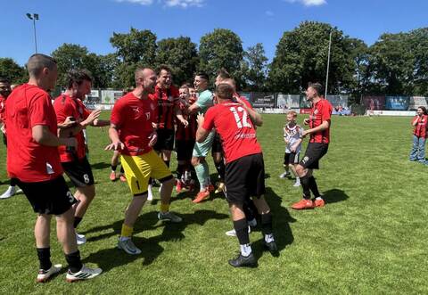 Jubel beim FC 08 Birkenfeld nach dem Sieg im Landesliga-Relegationsspiel gegen Kronau. Doch noch bedarf es eines weiteren Siegs zum Aufstieg.