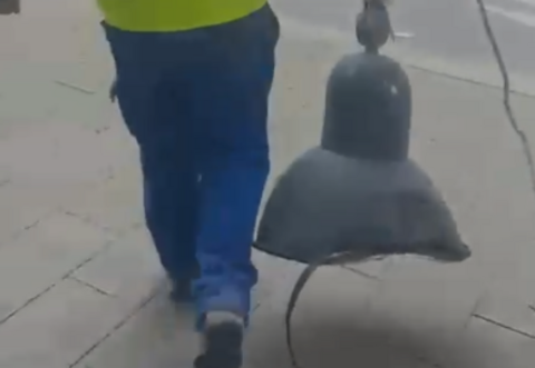 Diese Straßenlaterne hat sich gelöst und ist heruntergekracht.