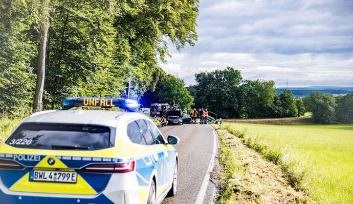 Wiernsheim: Frontalzusammenstoss nach missgluecktem Ueberholmanoever