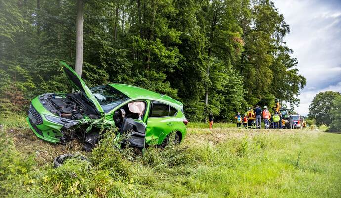 Wiernsheim: Frontalzusammenstoss nach missgluecktem Ueberholmanoever