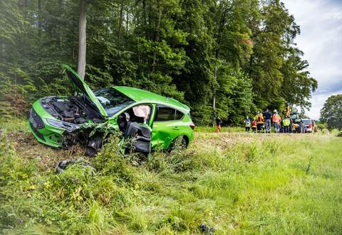 Wiernsheim: Frontalzusammenstoss nach missgluecktem Ueberholmanoever