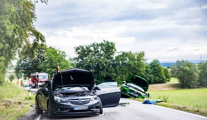 Wiernsheim: Frontalzusammenstoss nach missgluecktem Ueberholmanoever