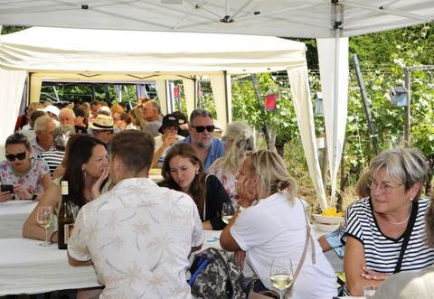Das macht den Reiz des Weinblütenfests in den Ellmendinger Reblagen seit Jahrenaus: Man kann Speis und Trank mitten in der Natur genießen und dabei Eindrücke sammeln, wie sich der nächste Weinjahrgang entwickelt.