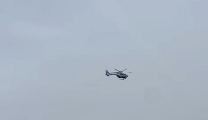 Laut Angaben der Polizei ist ein Hubschrauber und eine Polizeistreife im Einsatz, um den vermissten Mann zu suchen.