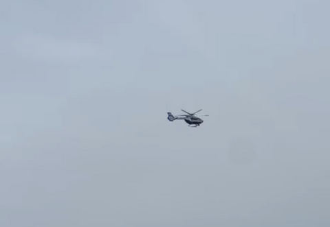 Laut Angaben der Polizei ist ein Hubschrauber und eine Polizeistreife im Einsatz, um den vermissten Mann zu suchen.