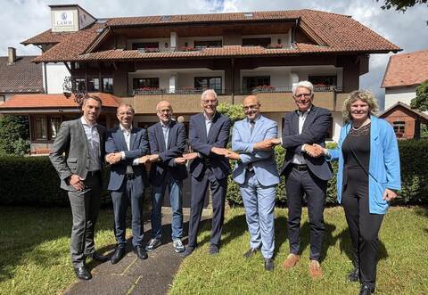 Von links: René Skiba (Tourismus GmbH Nördlicher Schwarzwald), Christian Stalf (Bürgermeister Waldbronn), Markus Wendel (Bürgermeister Bad Teinach-Zavelstein), Helmut Riegger (Landrat Calw), Johannes Arnold (Oberbürgermeister Ettlingen),Klaus Hoffmann (Bürgermeister Bad Herrenalb) und Sandra Lahm (Albtal Plus e.V.) freuen sich auf die Fusion.