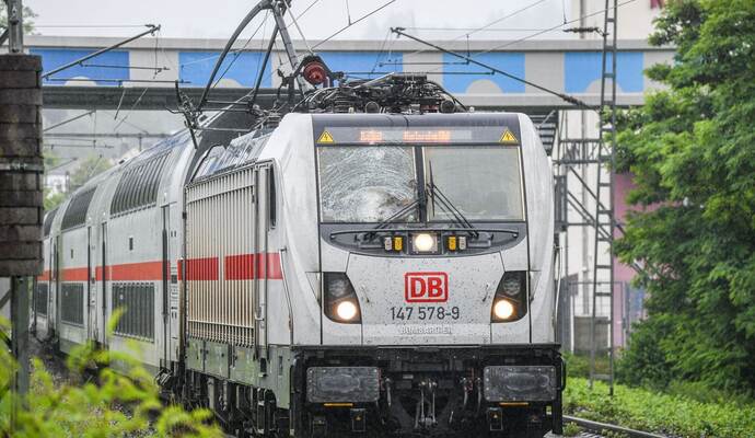 Oberleitung fällt auf Intercity