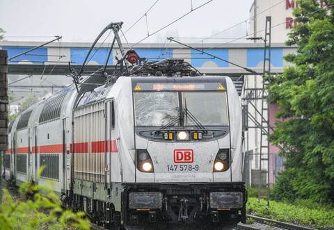 Oberleitung fällt auf Intercity