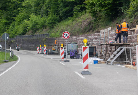 Die Arbeiten an der Stützmauer entlang der B294 liegen im Zeitplan.