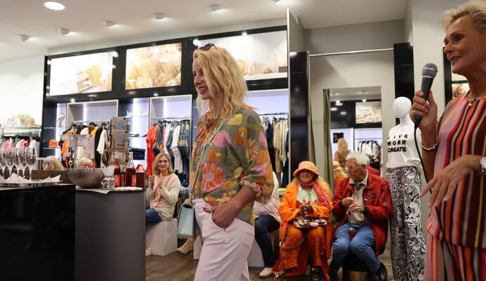 Im Conceptstore von Carmen Gottwald (rechts als Moderatorin) präsentiert Fashion-Model Sara (Mitte) dem Publikum bei der Modenschau die neuesten Trends in der Sommerkollektion. En vogue sind aktuell Pastell- und Khaki-Farben.