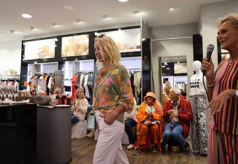 Im Conceptstore von Carmen Gottwald (rechts als Moderatorin) präsentiert Fashion-Model Sara (Mitte) dem Publikum bei der Modenschau die neuesten Trends in der Sommerkollektion. En vogue sind aktuell Pastell- und Khaki-Farben.