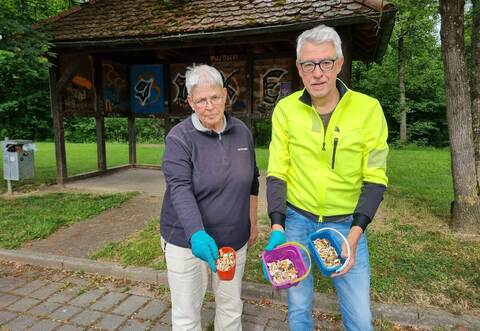Sabine Krieg und Ulrich Kirchenbauer von der BUND-Aktivengruppe Remchingen zeigen das Ergebnis von nur wenigen Minuten Sammlung beim Parkplatz am Remchinger Rathaus.