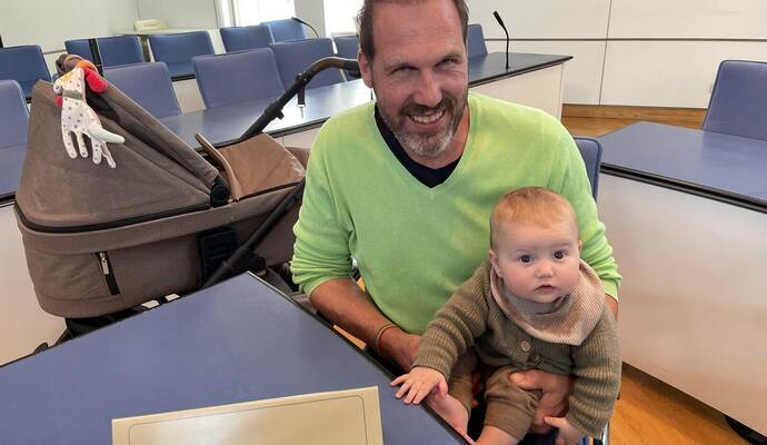 Die kleine Charlotte mit ihrem Papa: Heimsheimer Grünen-Kreisrat Bernd Kauffmann.