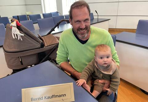 Die kleine Charlotte mit ihrem Papa: Heimsheimer Grünen-Kreisrat Bernd Kauffmann.