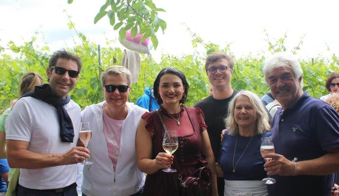 Die Stimmung am Keulebuckel genießen Bürgermeister Steffen Bochinger (von links), Besucherin Christine Wolfinger, Weinkönigin Jenny I. und die Bewirtschafter Jan, Birgit und Manfred Augenstein.
