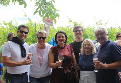 Die Stimmung am Keulebuckel genießen Bürgermeister Steffen Bochinger (von links), Besucherin Christine Wolfinger, Weinkönigin Jenny I. und die Bewirtschafter Jan, Birgit und Manfred Augenstein.