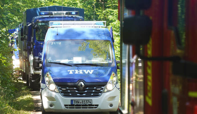 Im Ernstfall müssen die Einsatzkräfte unter Umständen auch mitten im Wald tätig werden. Deswegen ist am Freitagnachmittag eine Kolonne im Forst unterwegs.roller