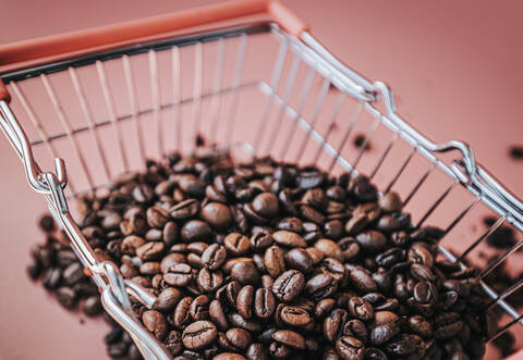 Ein Mann habe am Freitagnachmittag in Bauschlott 32 Packungen Kaffeebohnen in seinen Wagen gelegt und den Markt verlassen, ohne zu bezahlen.