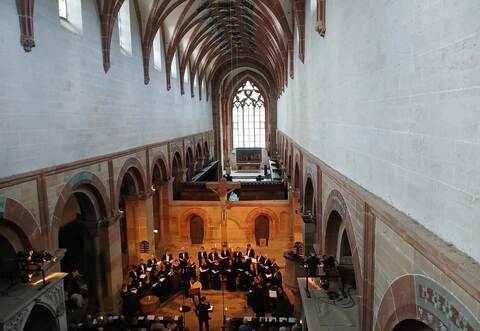 Der Maulbronner Kammerchor in der Klosterkirche: Mit präziser A-cappella-Kunst entfalten die Sänger unter der Leitung von Benjamin Hartmann ein eindrucksvolles Konzertprogramm.