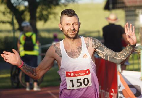 Zum ersten Mal gewann Christian Dihlmann vom Team Rennwerk den Halbmarathon in Kieselbronn.