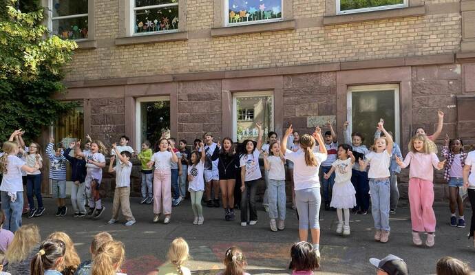Sie haben Spaß: Die AG „Wir sind Team Liebe“ der Grundschule Dillweissenstein.