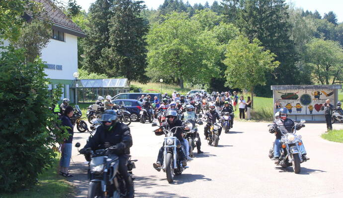 Sicherheit steht an oberster Stelle bei der Heimkinderausfahrt des Motorrad-Sport-Clubs Pforzheim und befreundeter Biker für die Bewohner des Remchinger Sperlingshofs.