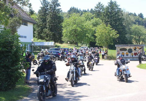 Sicherheit steht an oberster Stelle bei der Heimkinderausfahrt des Motorrad-Sport-Clubs Pforzheim und befreundeter Biker für die Bewohner des Remchinger Sperlingshofs.