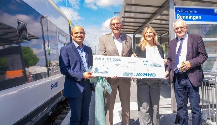 Der Geschäftsführer des Zweckverbands Hermann-Hesse-Bahn, Frank von Meißner (von links), Landrat Helmut Riegger, Renningens Bürgermeisterin Melanie Hettmer und Rainer Wieland, Vorsitzender der Verbandsversammlung des Verbands Region Stuttgart, am Renninger Bahnhof.Lightworkart – Manuel Kamuf