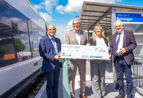 Der Geschäftsführer des Zweckverbands Hermann-Hesse-Bahn, Frank von Meißner (von links), Landrat Helmut Riegger, Renningens Bürgermeisterin Melanie Hettmer und Rainer Wieland, Vorsitzender der Verbandsversammlung des Verbands Region Stuttgart, am Renninger Bahnhof.Lightworkart – Manuel Kamuf