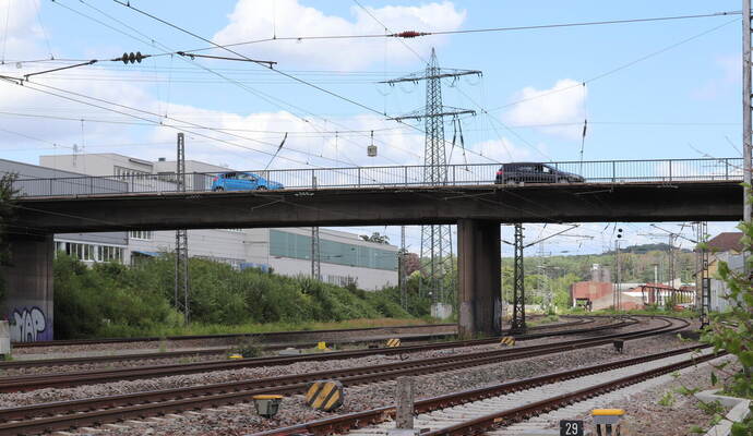 Die Bahnbrücke in der Lienzinger Straße weist weiterhin erhebliche Schäden auf. Die Stadt plant nun zusätzliche Sicherungsmaßnahmen, darunter ein Schutznetz über den Gleisen.