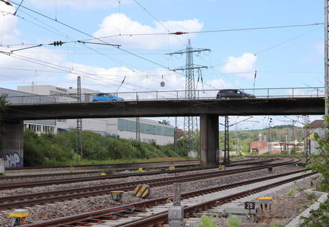 Die Bahnbrücke in der Lienzinger Straße weist weiterhin erhebliche Schäden auf. Die Stadt plant nun zusätzliche Sicherungsmaßnahmen, darunter ein Schutznetz über den Gleisen.