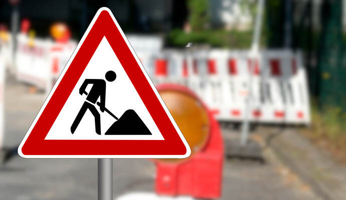 In Illingen werden Glasfaserkabel verlegt, dafür wird die Vaihinger Straße halbseitig gesperrt.