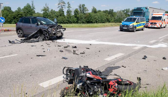 Zwischen Mühlacker und Ötisheim ist ein Auto auf ein Motorrad gefahren.