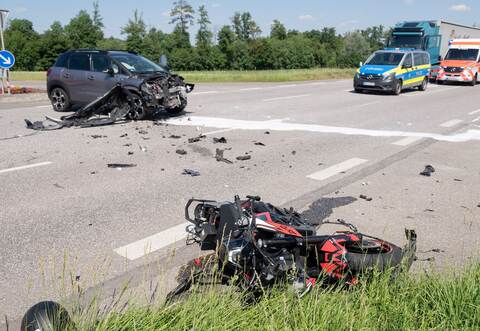 Zwischen Mühlacker und Ötisheim ist ein Auto auf ein Motorrad gefahren.