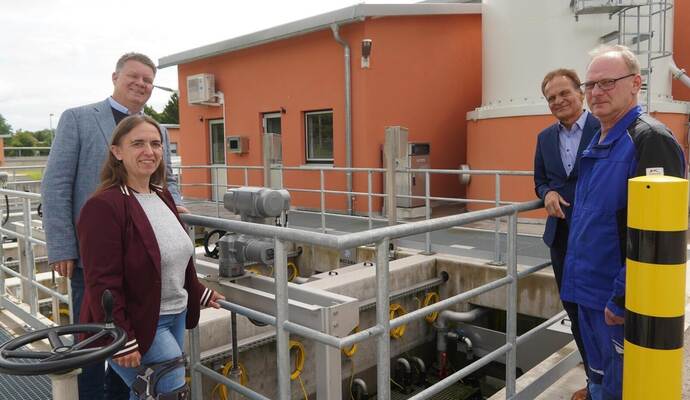Der Verbandsvorsitzende Thomas Zeilmeier, Geschäftsführerin Saskia Rückriem, der ehemalige Verbandsvorsitzende Udo Kleiner und Kläranlagen-Chef Bernd Schäferstehen am Tuchfilter vor der vierten Reinigungsstufe.